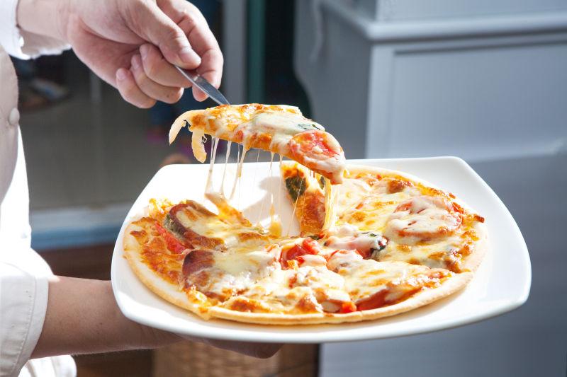 厨师盘子里的披萨饼