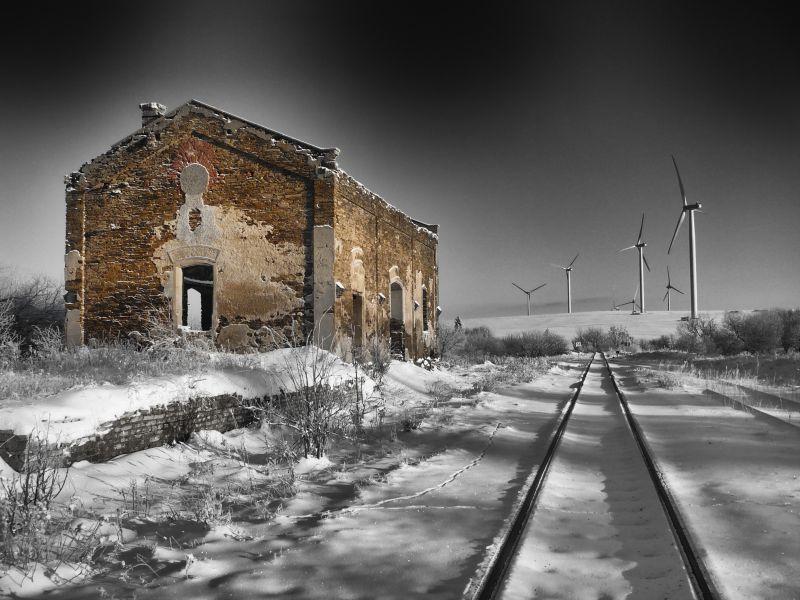 黑色背景下的土胚房