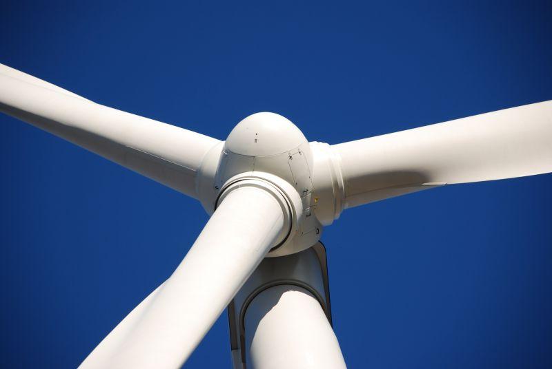 蓝色背景下的风力发电机