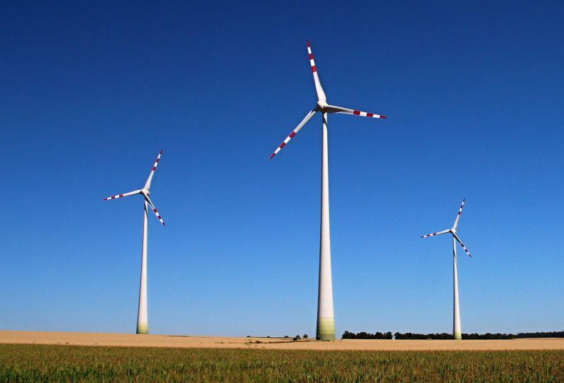 冬季风力涡轮机覆盖的图像