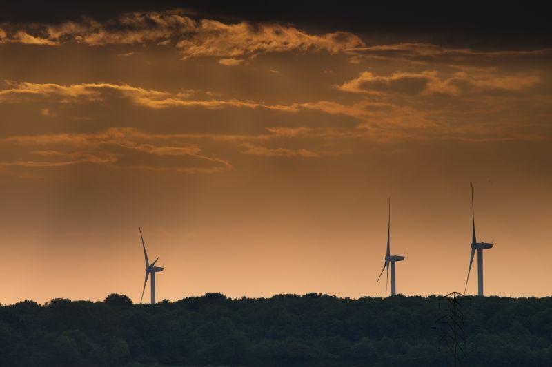 黄昏时的风力发电机
