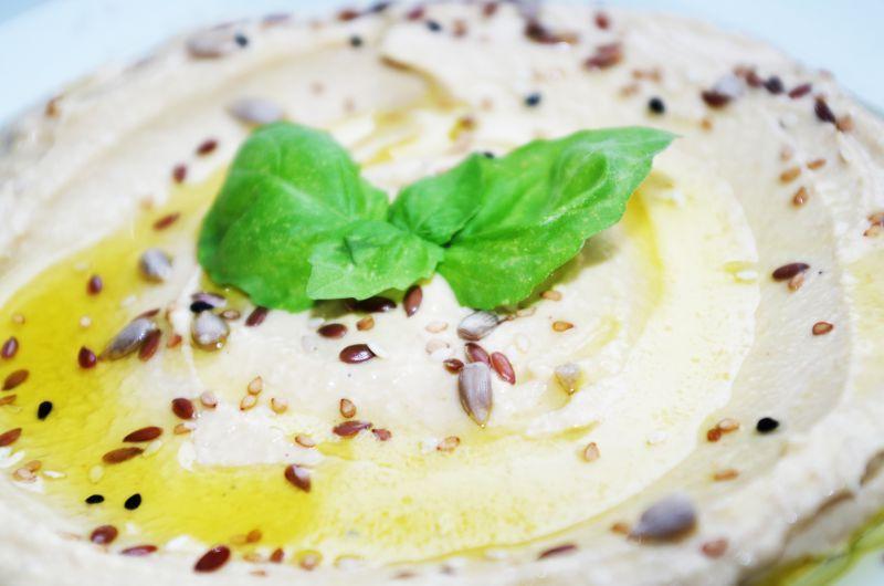 盘中美味的鹰嘴豆泥