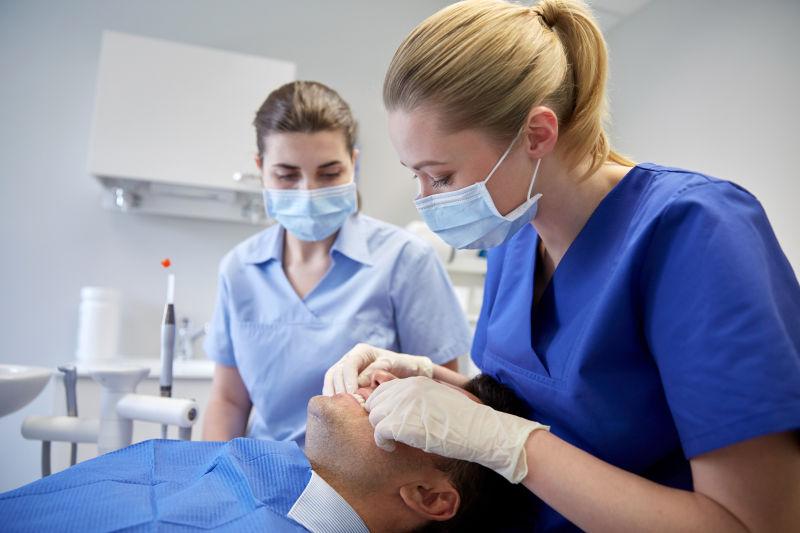 牙医为男子检查牙齿