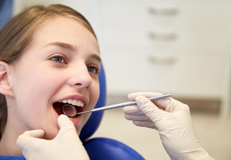 检查牙齿的女子