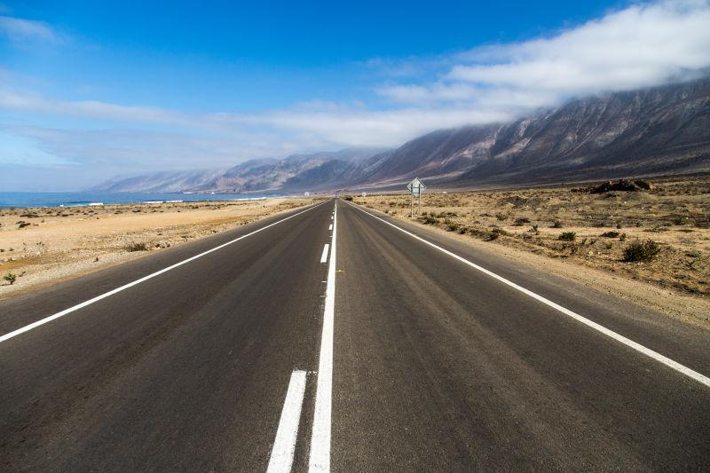 蓝天白云和群山背景下干净的公路