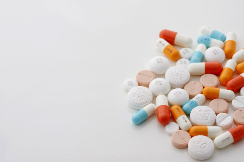 白色背景下的胶囊与药丸