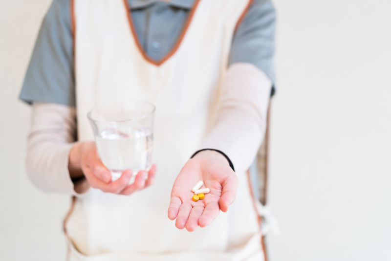 病人准备服药丸