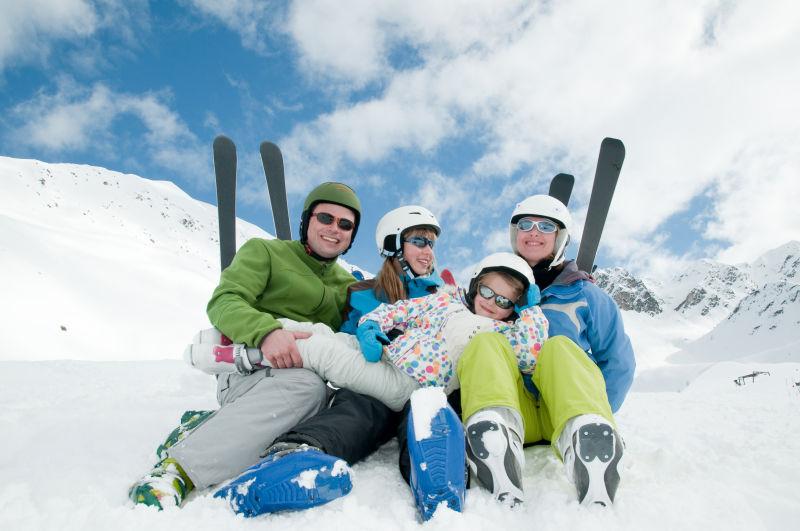 雪地上滑雪运动的一家人