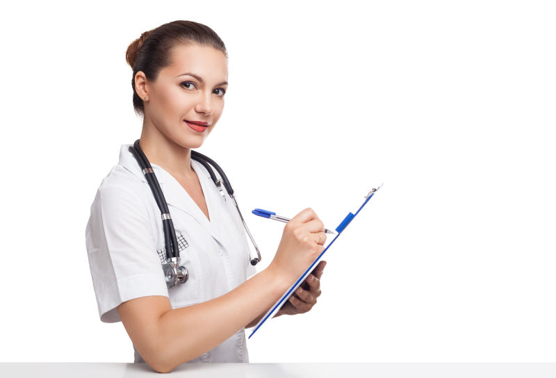 填写信息的女医生