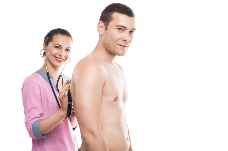 用听诊器给病人进行身体检测的女医生