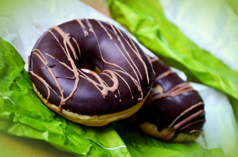 绿色袋子上的巧克力甜甜圈