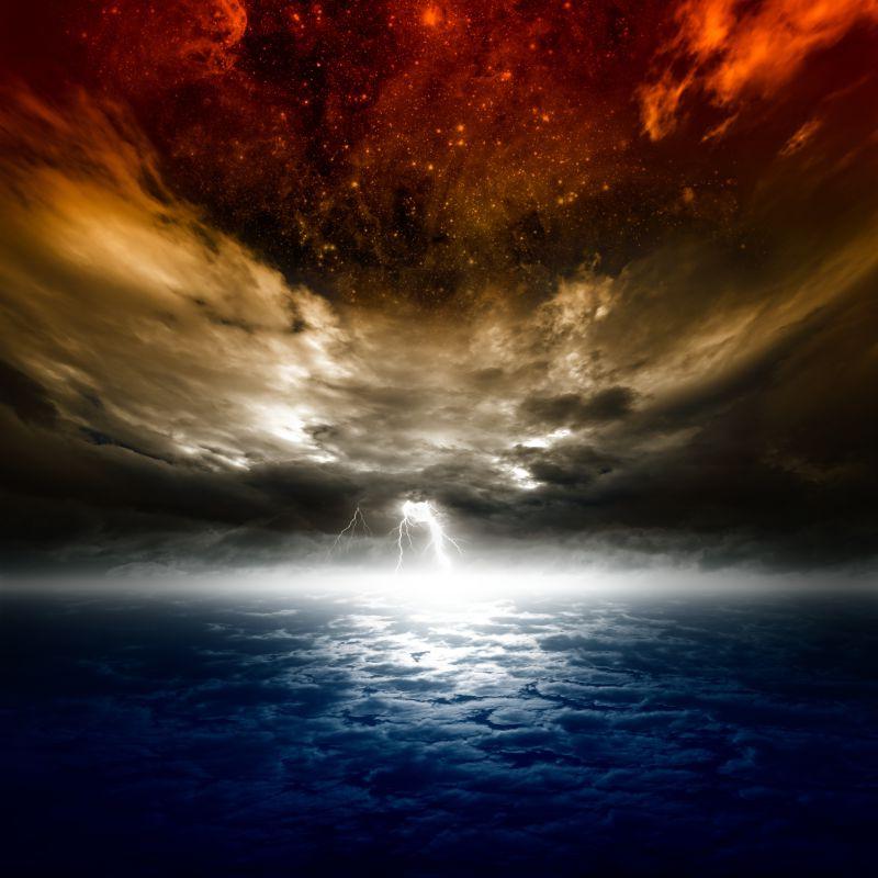 恐怖的末日灾难图片-天空中逼近的月亮和恐怖的闪电素材-高清图片-摄