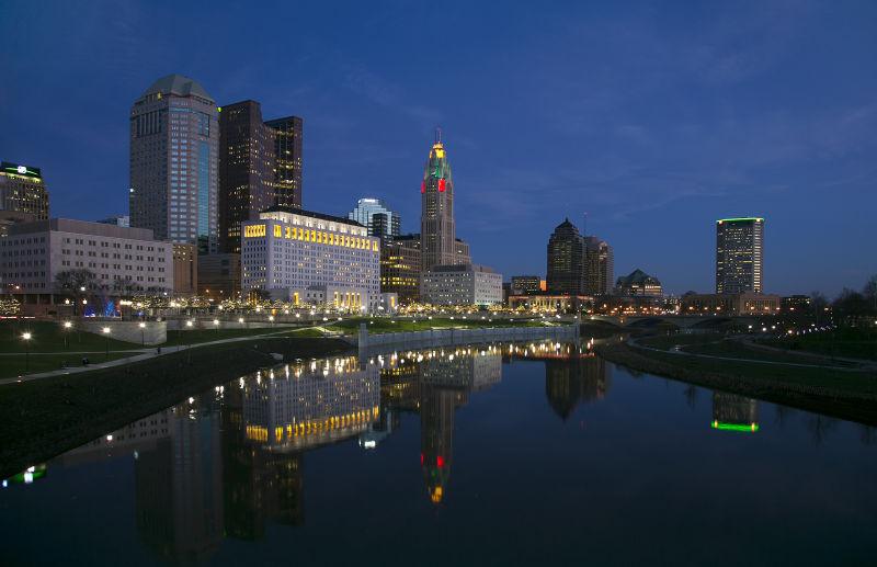 美丽的河边城市建筑夜景