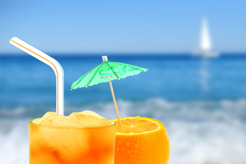 海滩背景下的水果饮料