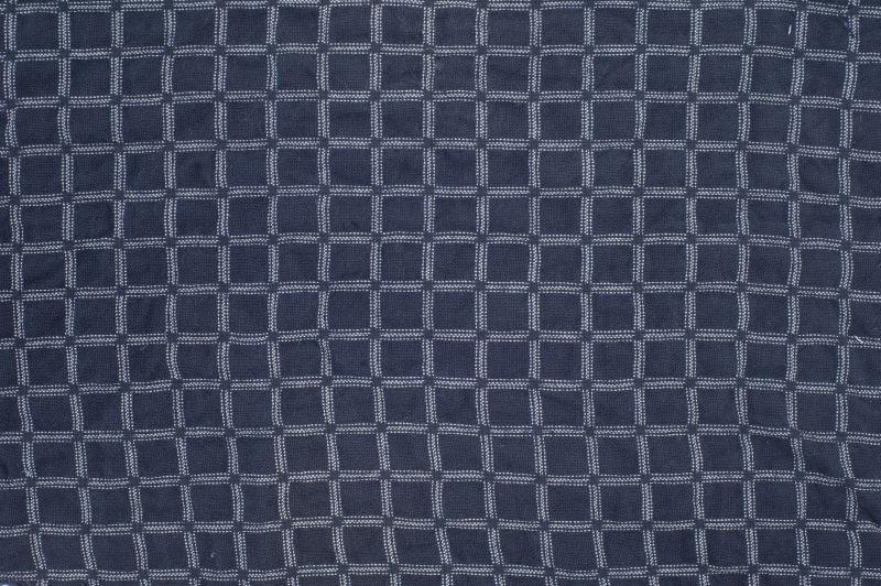 面料为背景黑色格子布