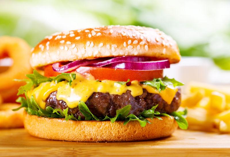 木桌上美味的的汉堡包和薯条