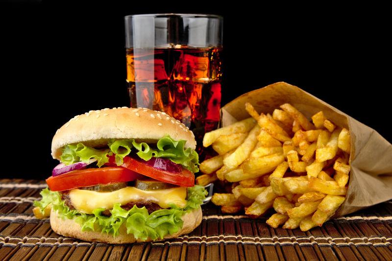 大杯可乐汉堡配炸薯条