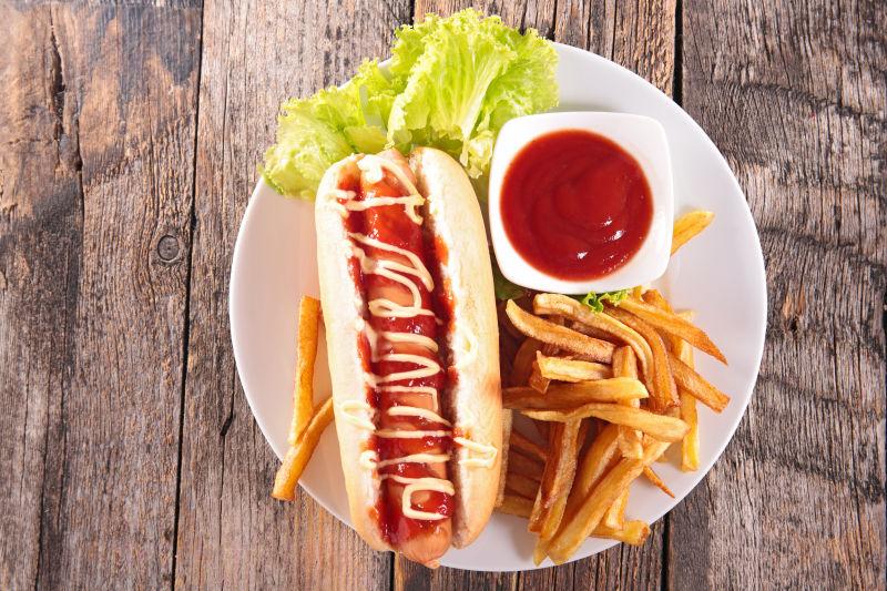 木桌上的热狗和炸薯条