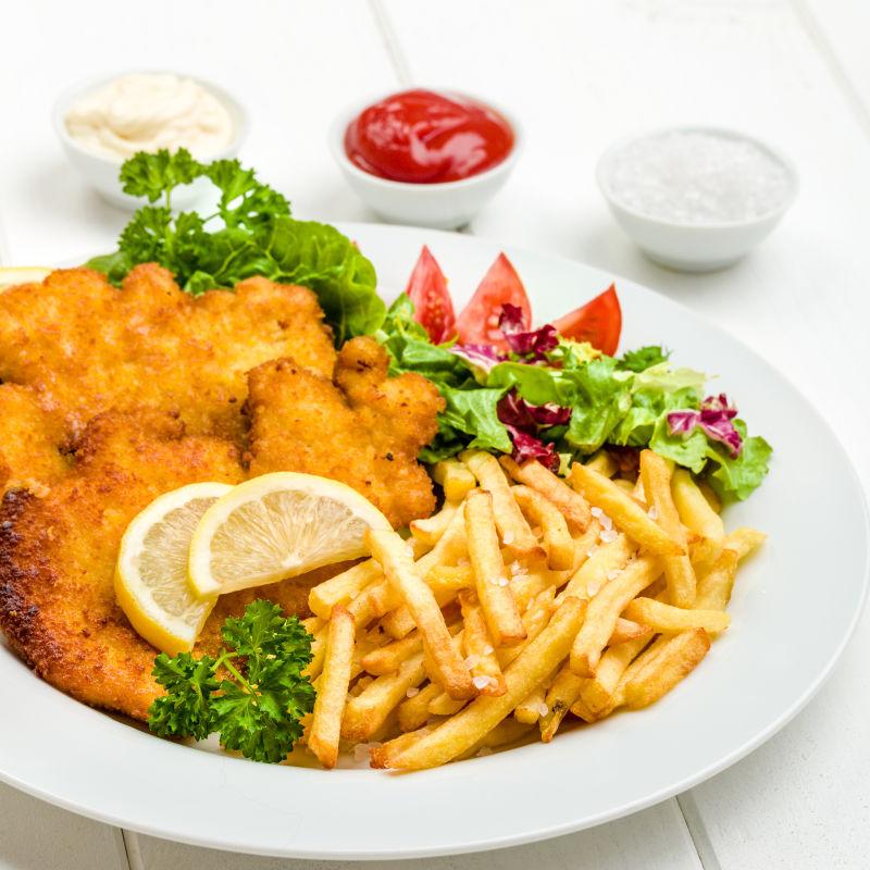 炸薯条配鸡肉沙拉