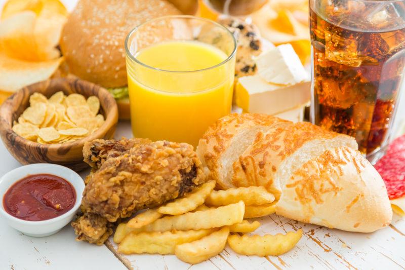 一堆膨化食物与饮料