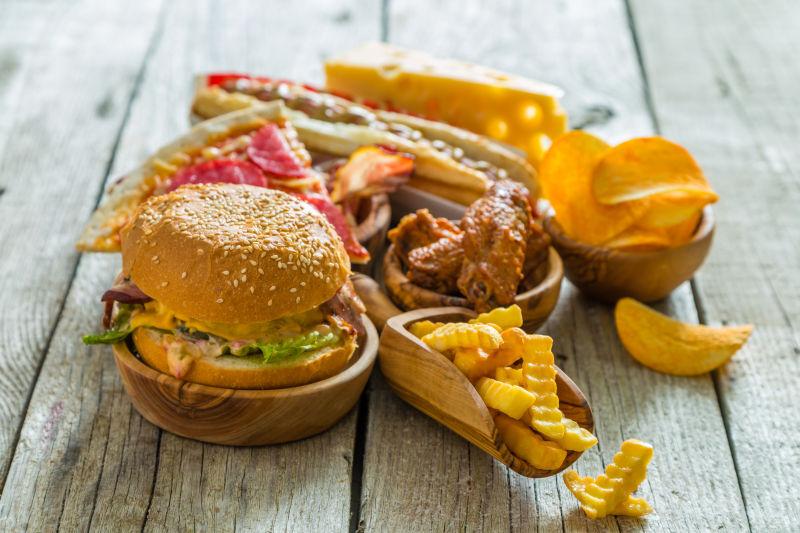 木桌上的不健康套餐食物