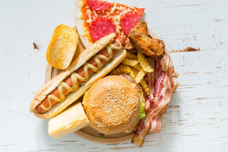 木桌上的汉堡套餐