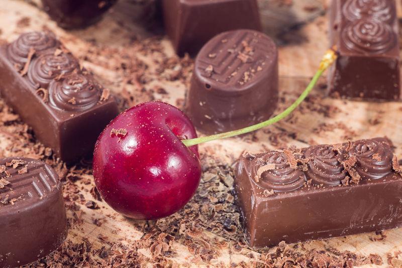 棕色巧克力和樱桃