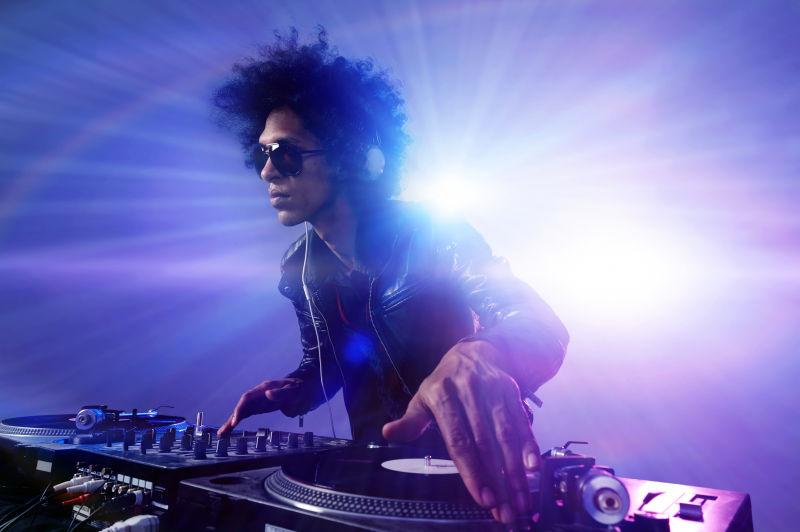 俱乐部非洲发型DJ