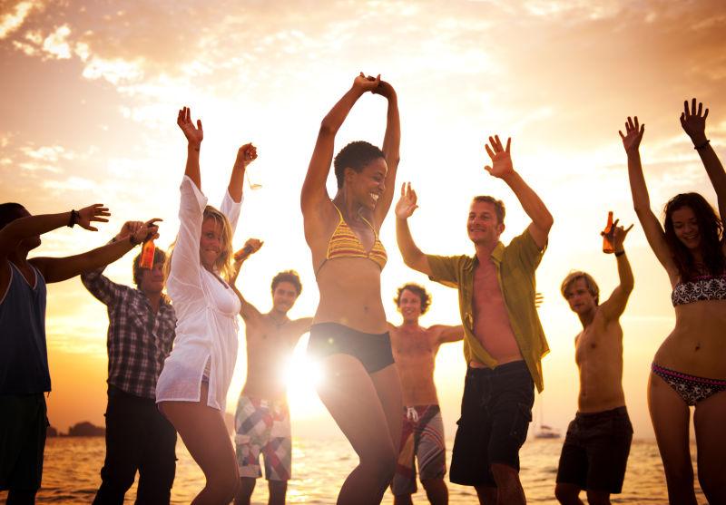 夏日假期度假的海滩派对