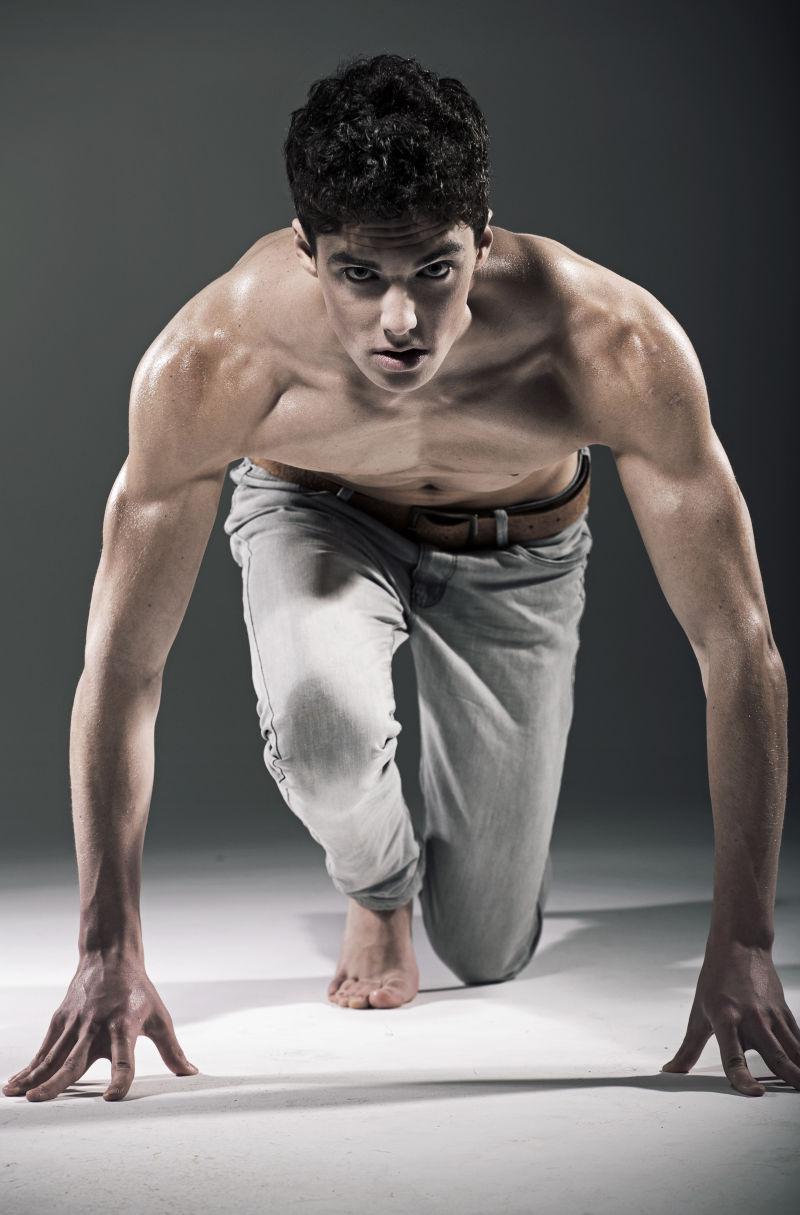 跪在地下的健壮男人