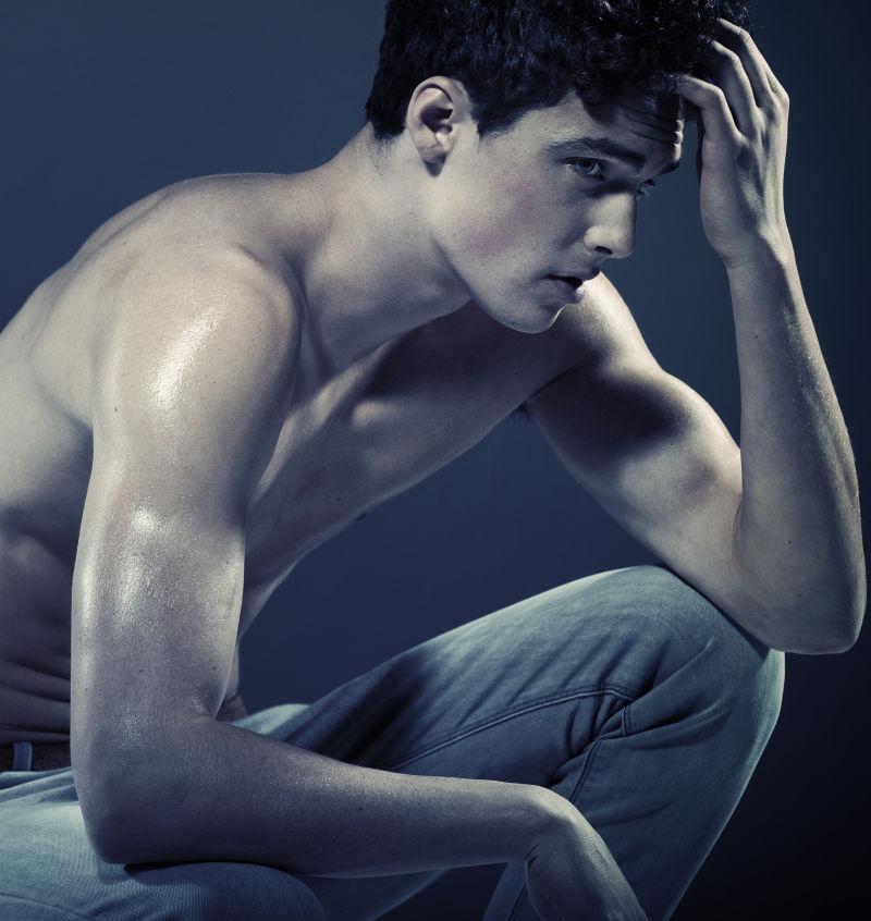 灰色背景下健身的男人