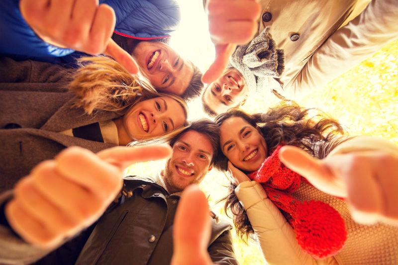 围在一起竖起大拇哥的朋友们