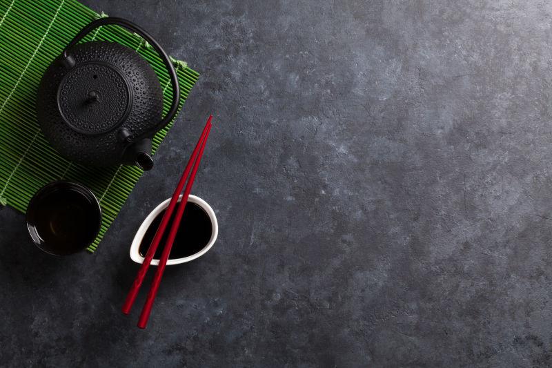 放在石桌上的筷子和茶壶