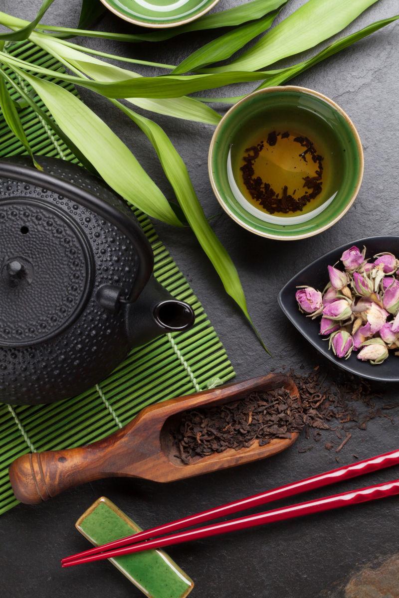 石桌上的茶壶和玫瑰茶