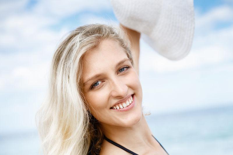 海滩上年轻漂亮女人