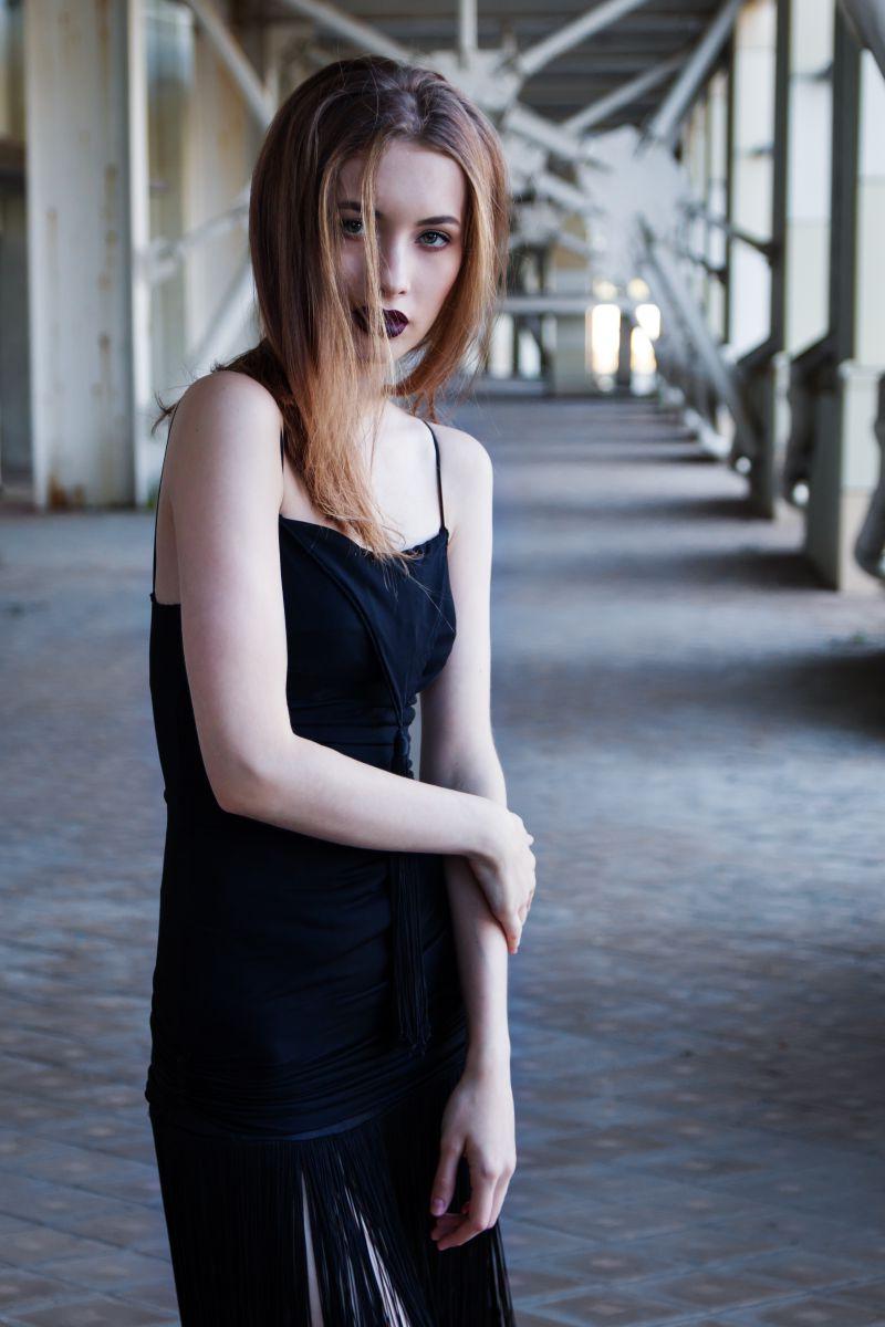 穿着黑色吊带裙的时尚美女