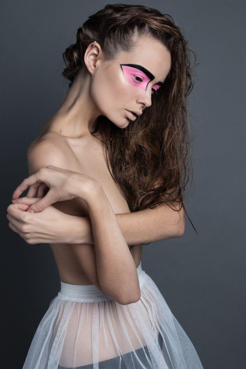 深灰色背景上画着浓妆的女人写真