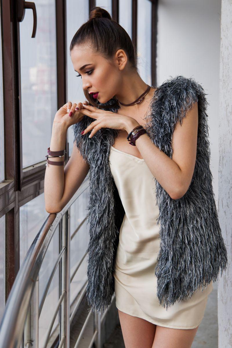 靠在栏杆上的时尚美女