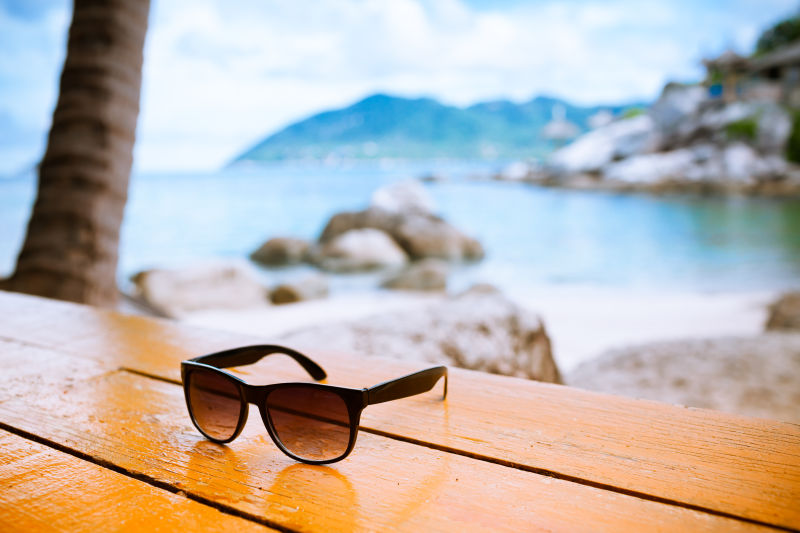 海滩桌子上有一副墨镜