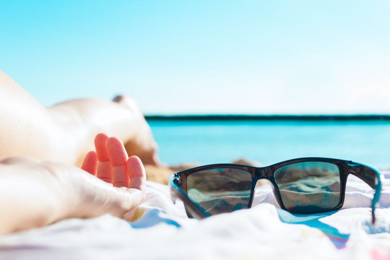 沙滩上的女性太阳镜