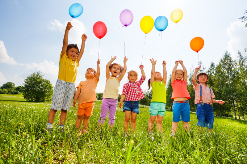 快乐的孩子们和气球