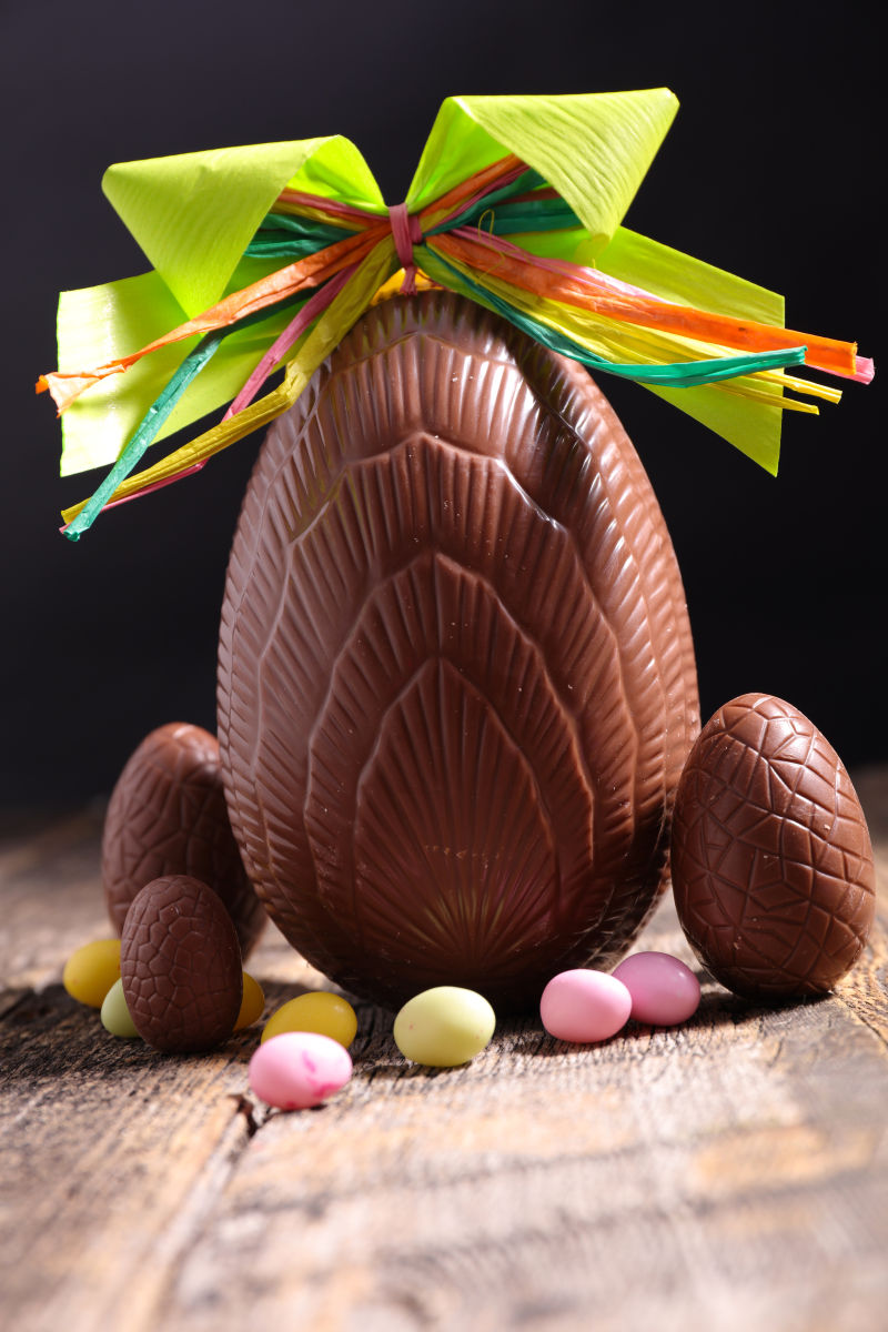 打着红色蝴蝶结的巧克力蛋