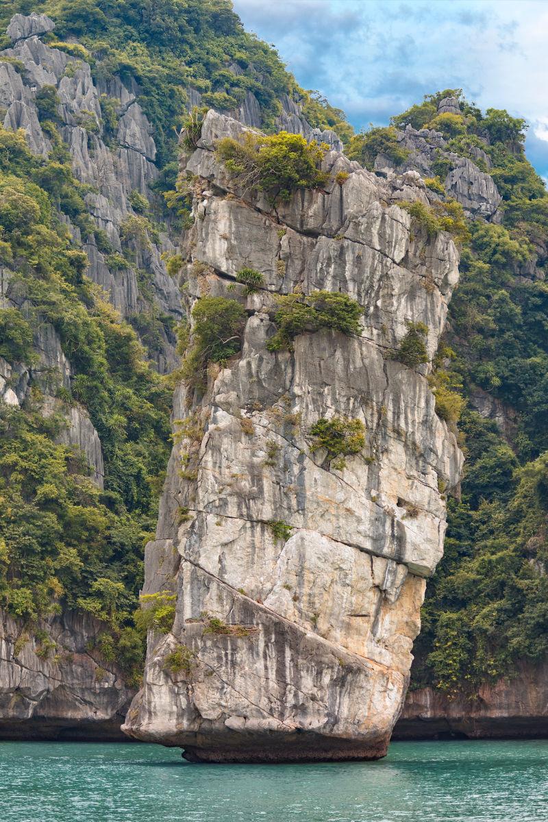 越南下龙湾的陡峭岩洞