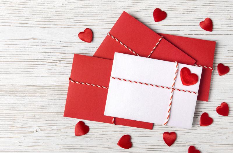 桌子上的情人节卡片