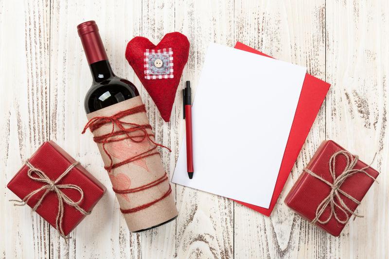 木板上的各种情人节礼物和空白情人节卡片