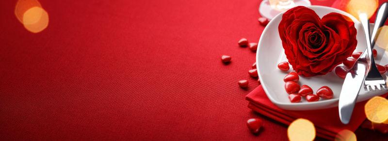 红色桌面上美丽的玫瑰花饰品