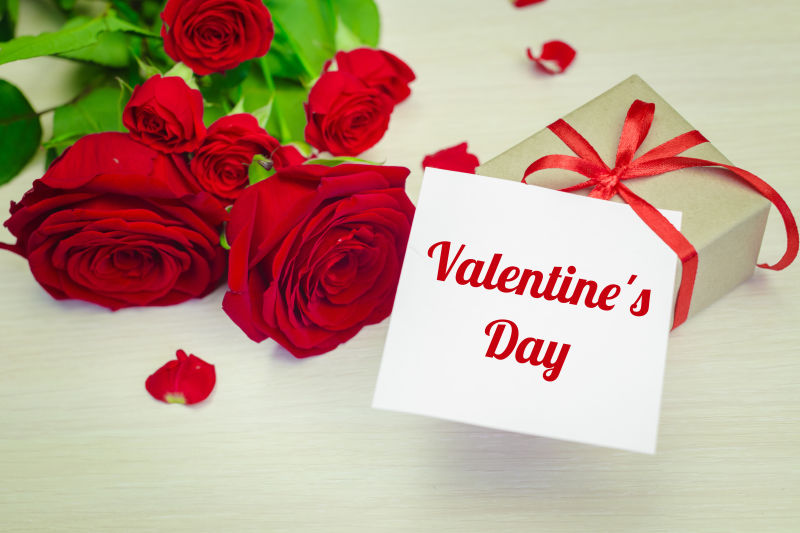 桌子上的情人节礼物和玫瑰花束