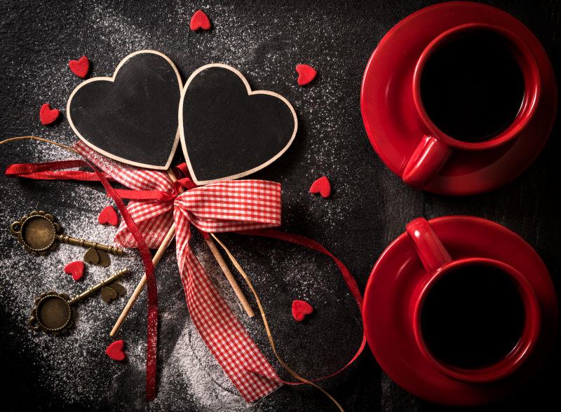 桌子上的咖啡杯和情人节饰品