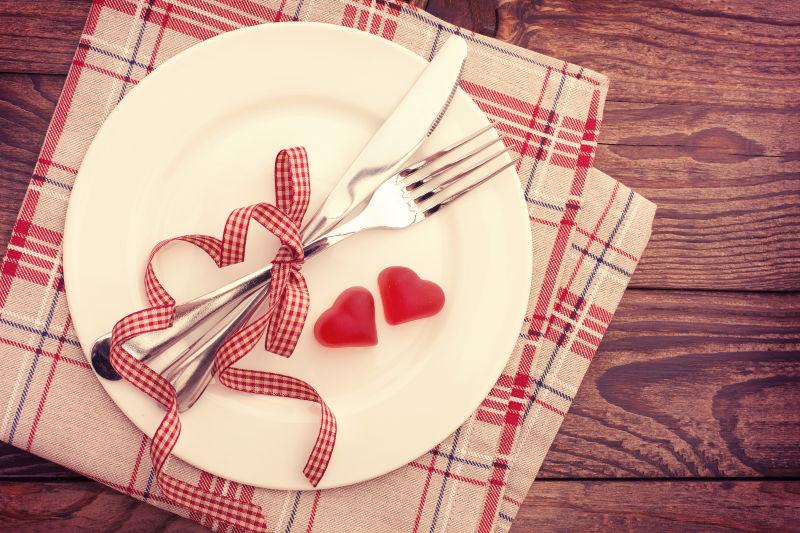 木桌上的情人节餐具和饰品