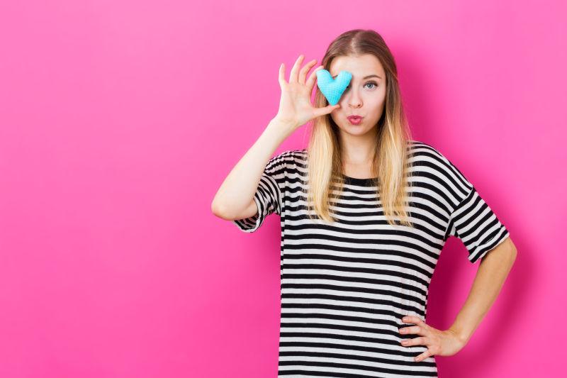 粉色背景下快来的年轻女子